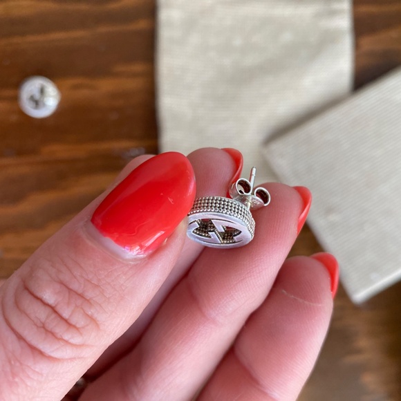 Gucci Interlocking Textured Silver Stud Earrings - Picture 8 of 9